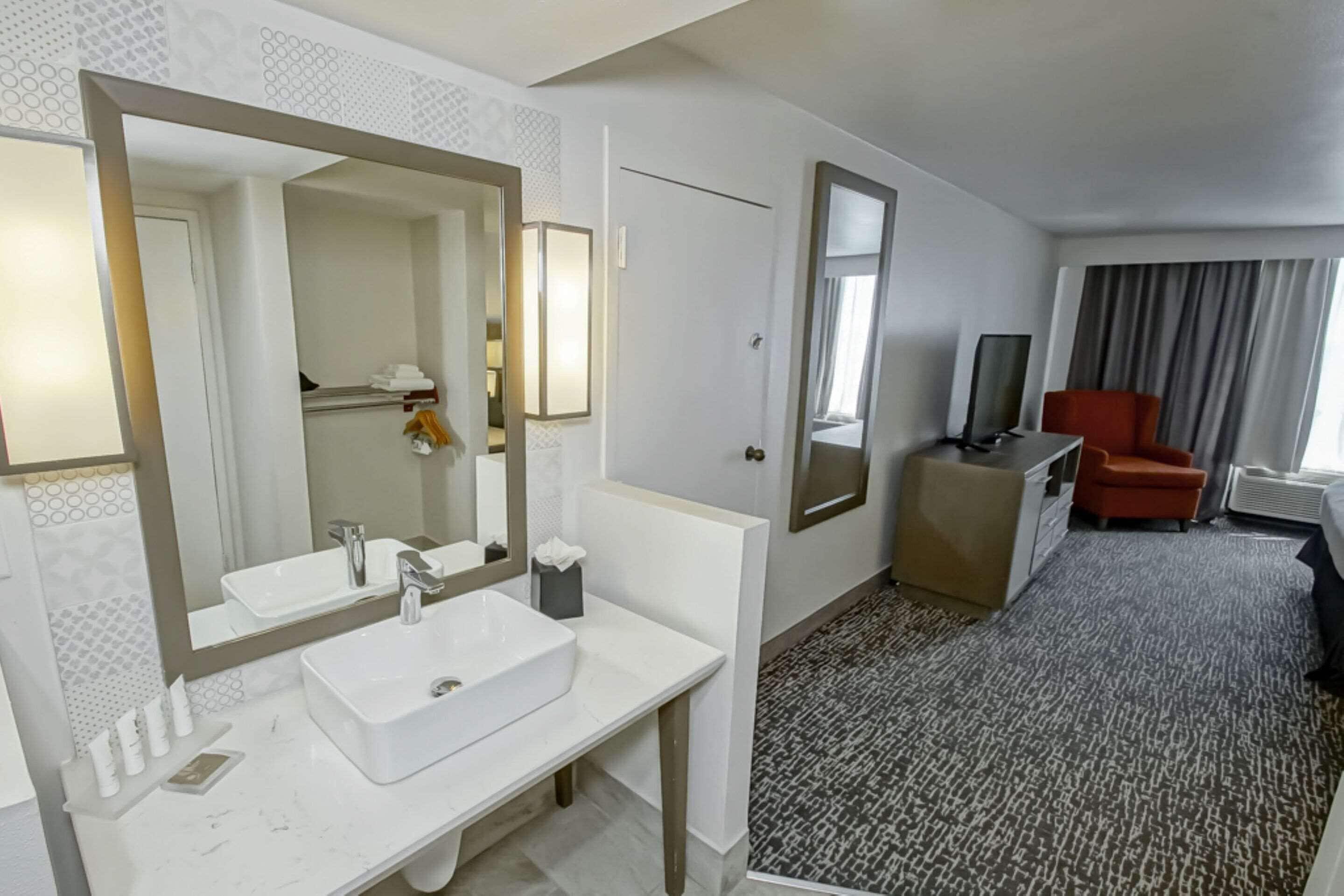 Country & By Radisson, I-10 East, La Hotel New Orleans