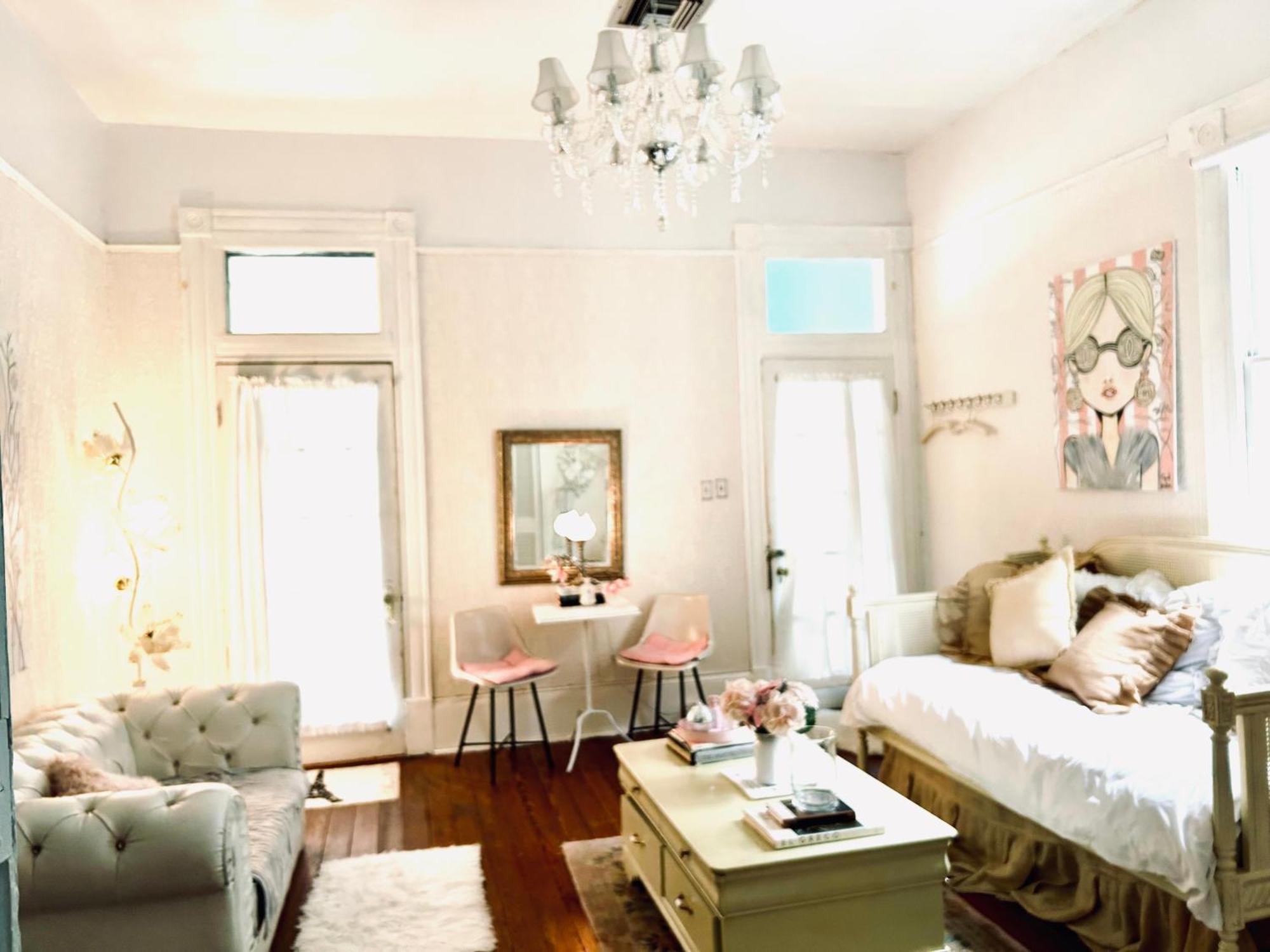 Dollhouse, Huge 6 Bedroom French Quarter, Streetcar Sleeps 14! Holiday home New Orleans