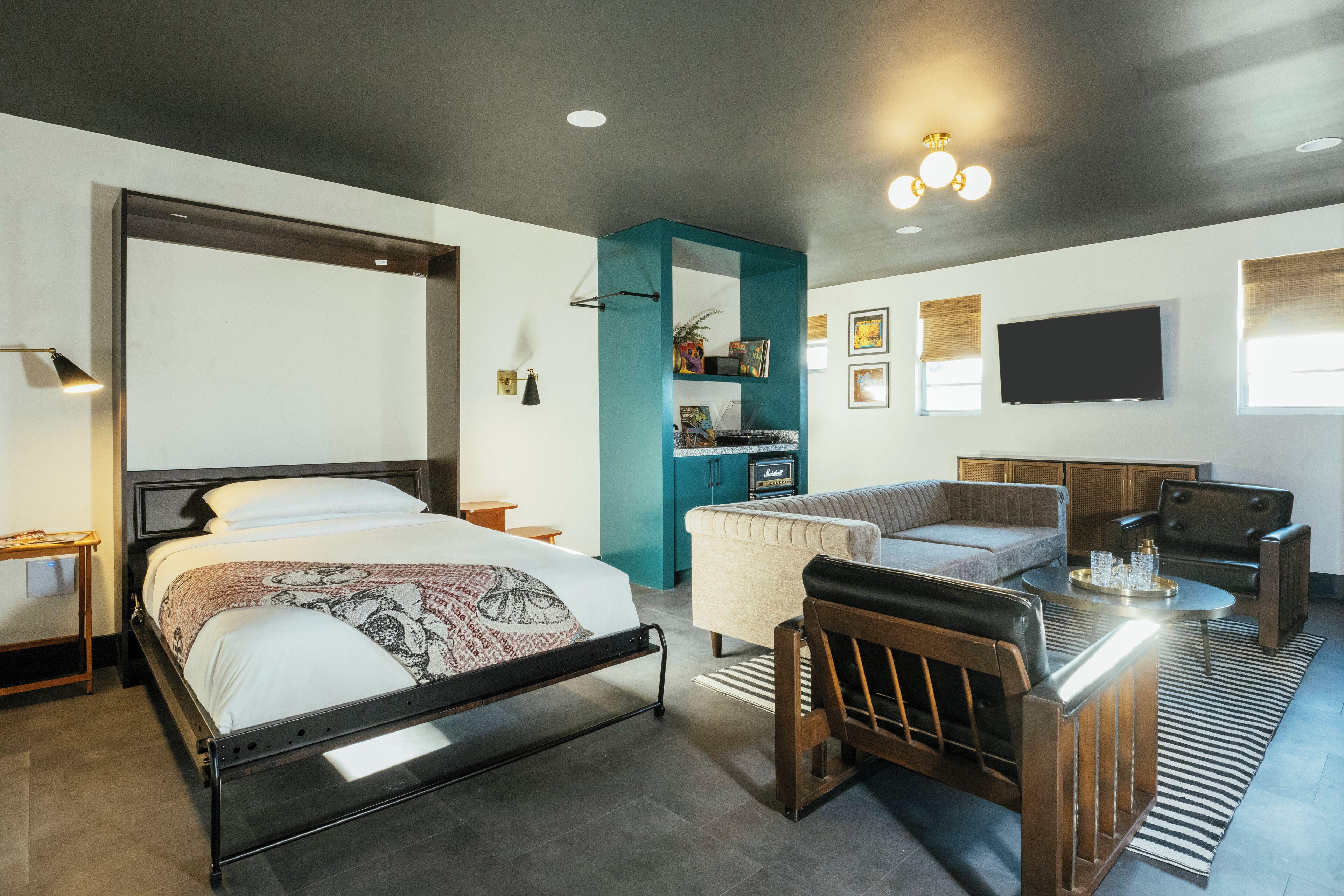 Dew Drop & Lounge Hotel 4*