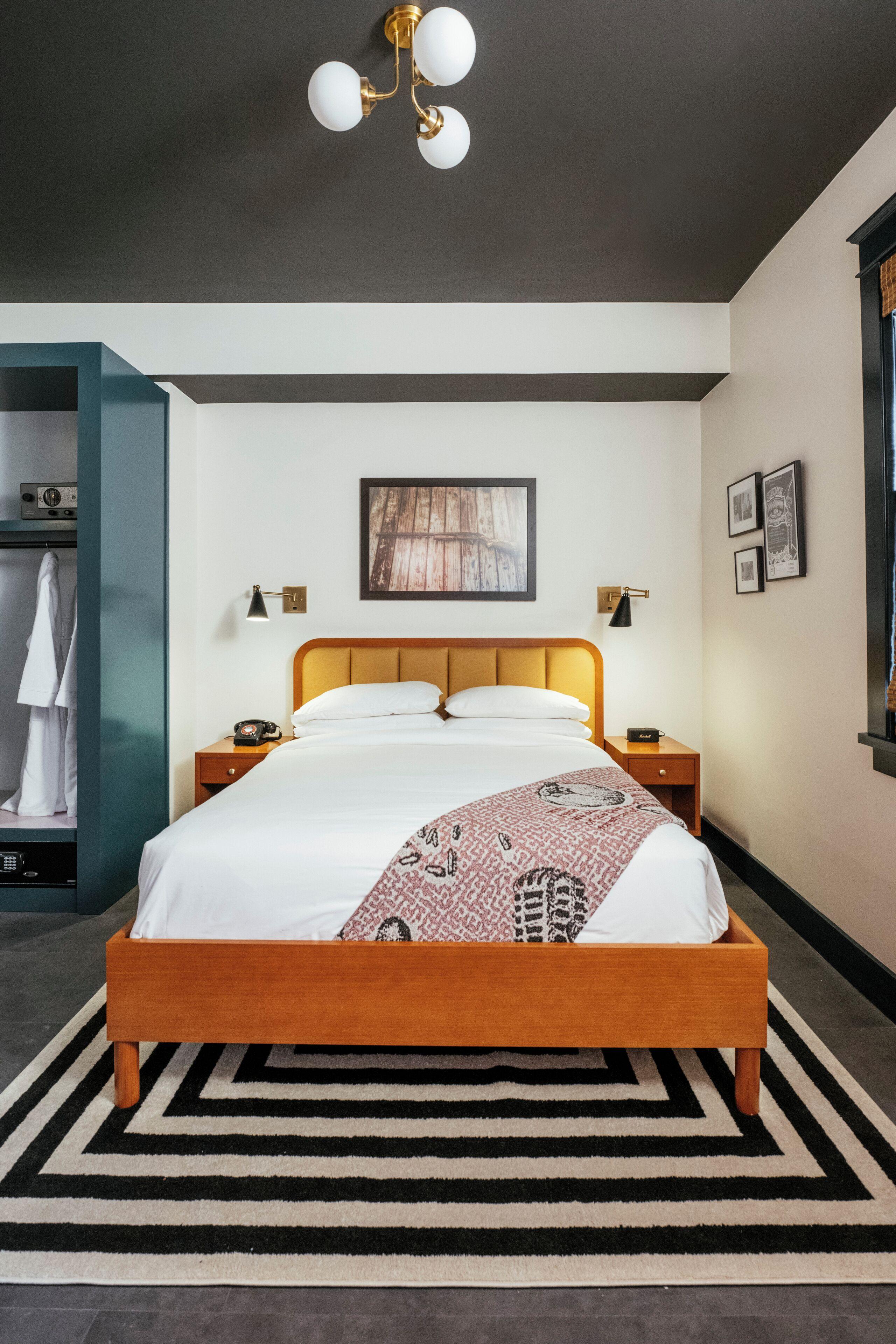 Dew Drop & Lounge Hotel