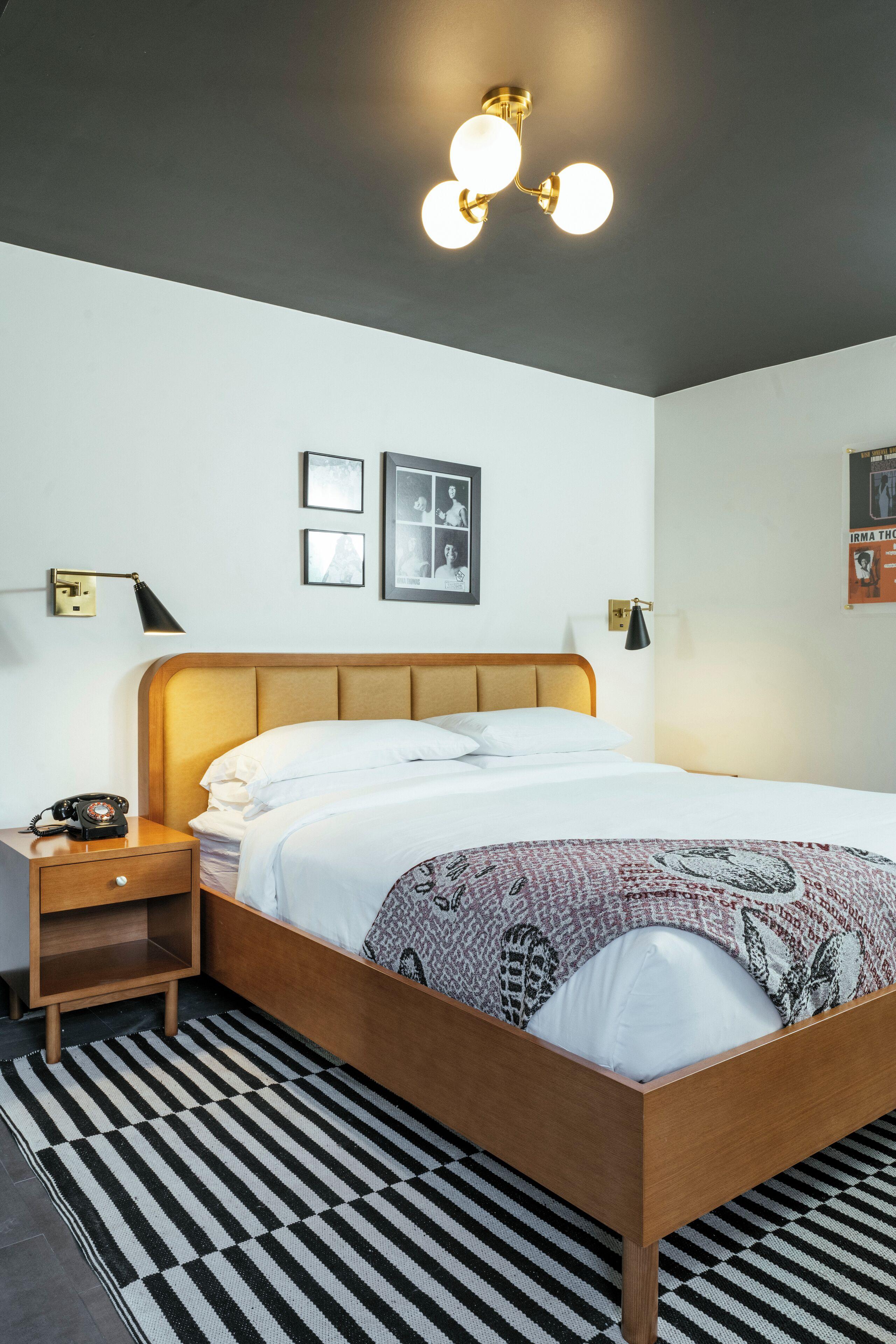 Hotel Dew Drop & Lounge