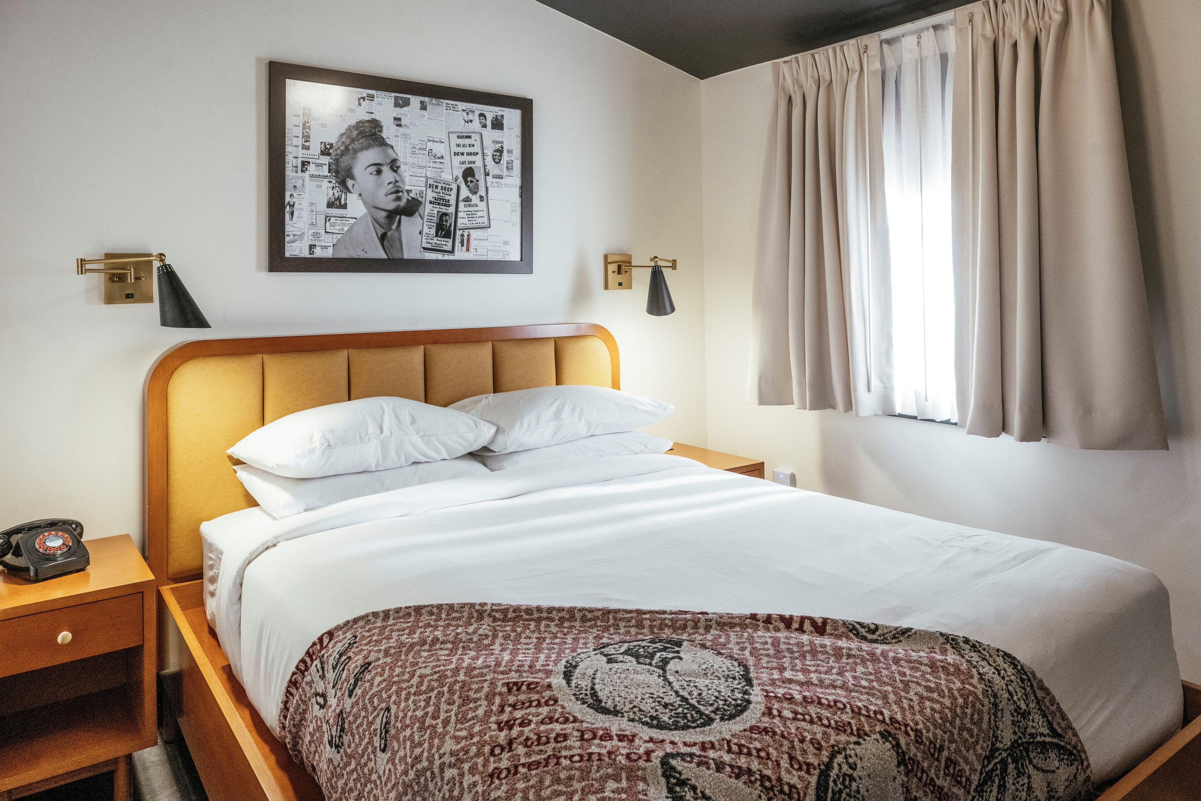 Hotel Dew Drop & Lounge