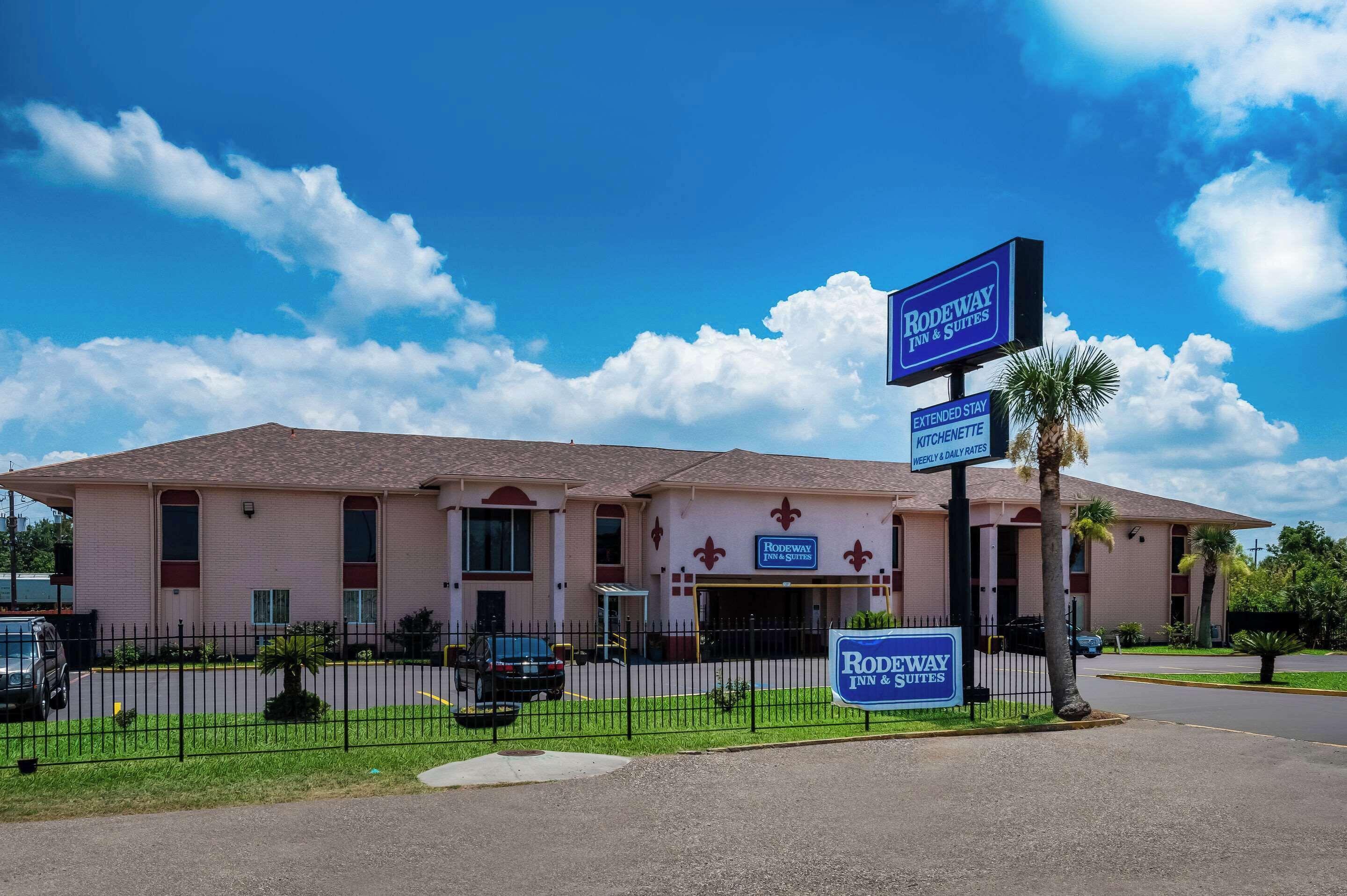 Relax Inn & Suites *