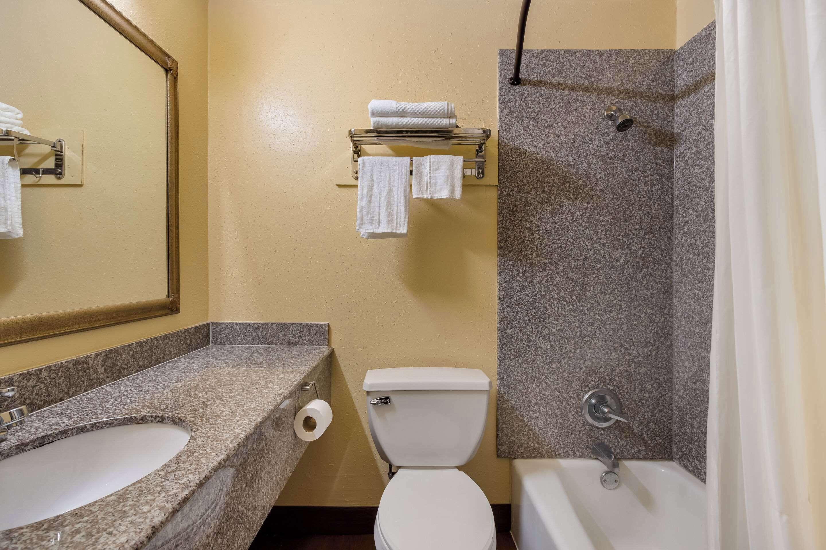 Relax Inn & Suites *