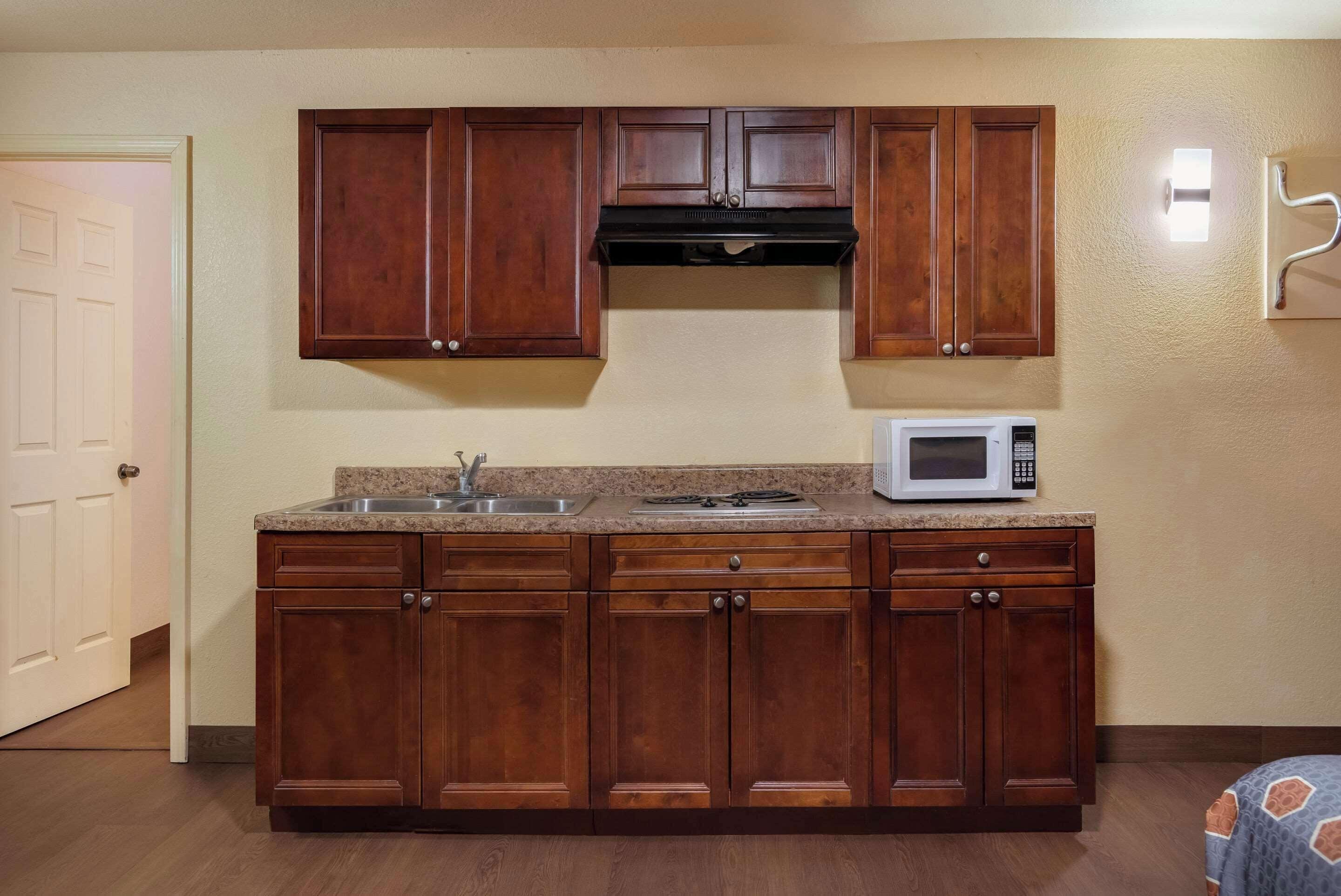 Relax Inn & Suites *