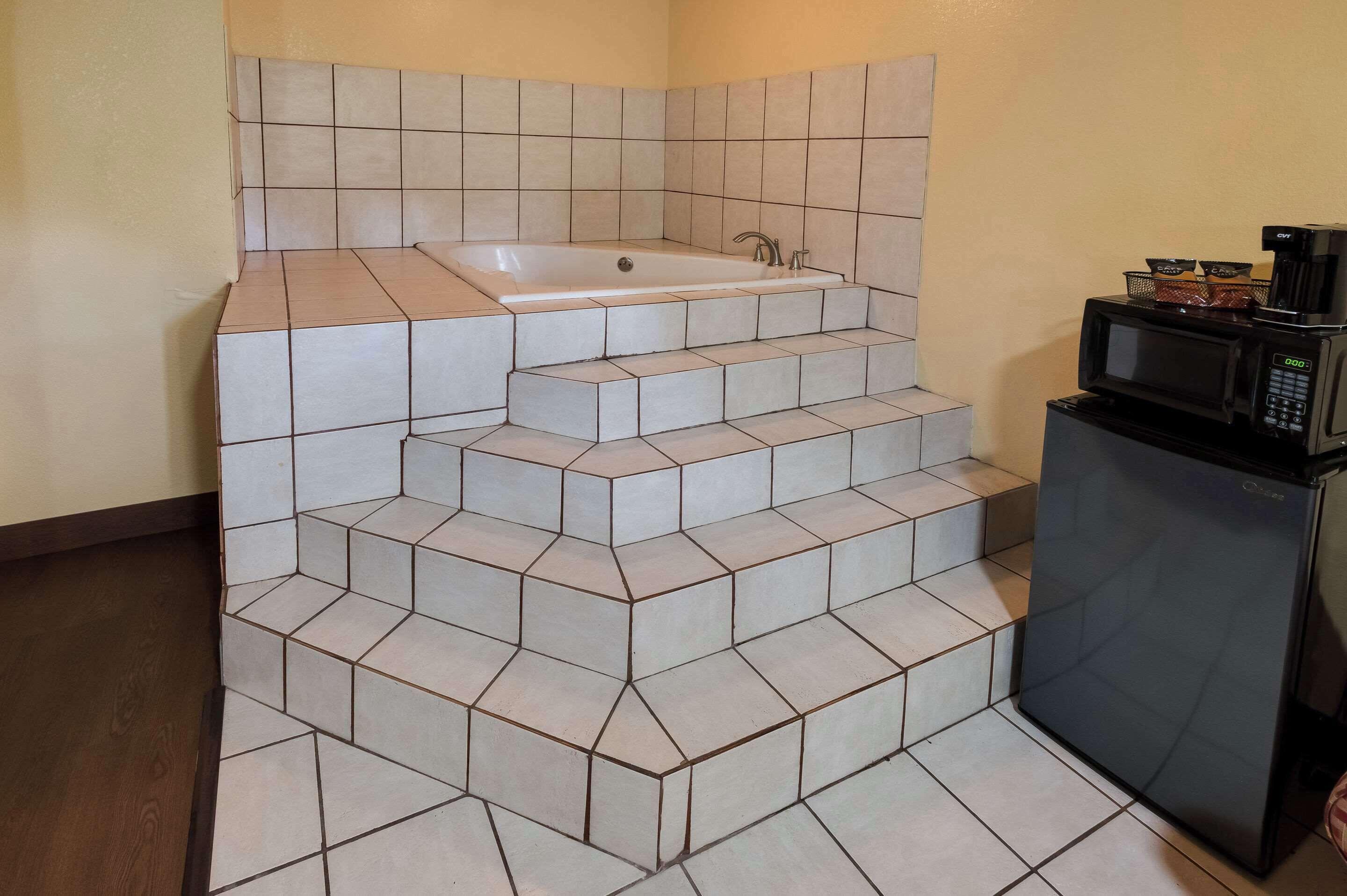 Relax Inn & Suites Hotel