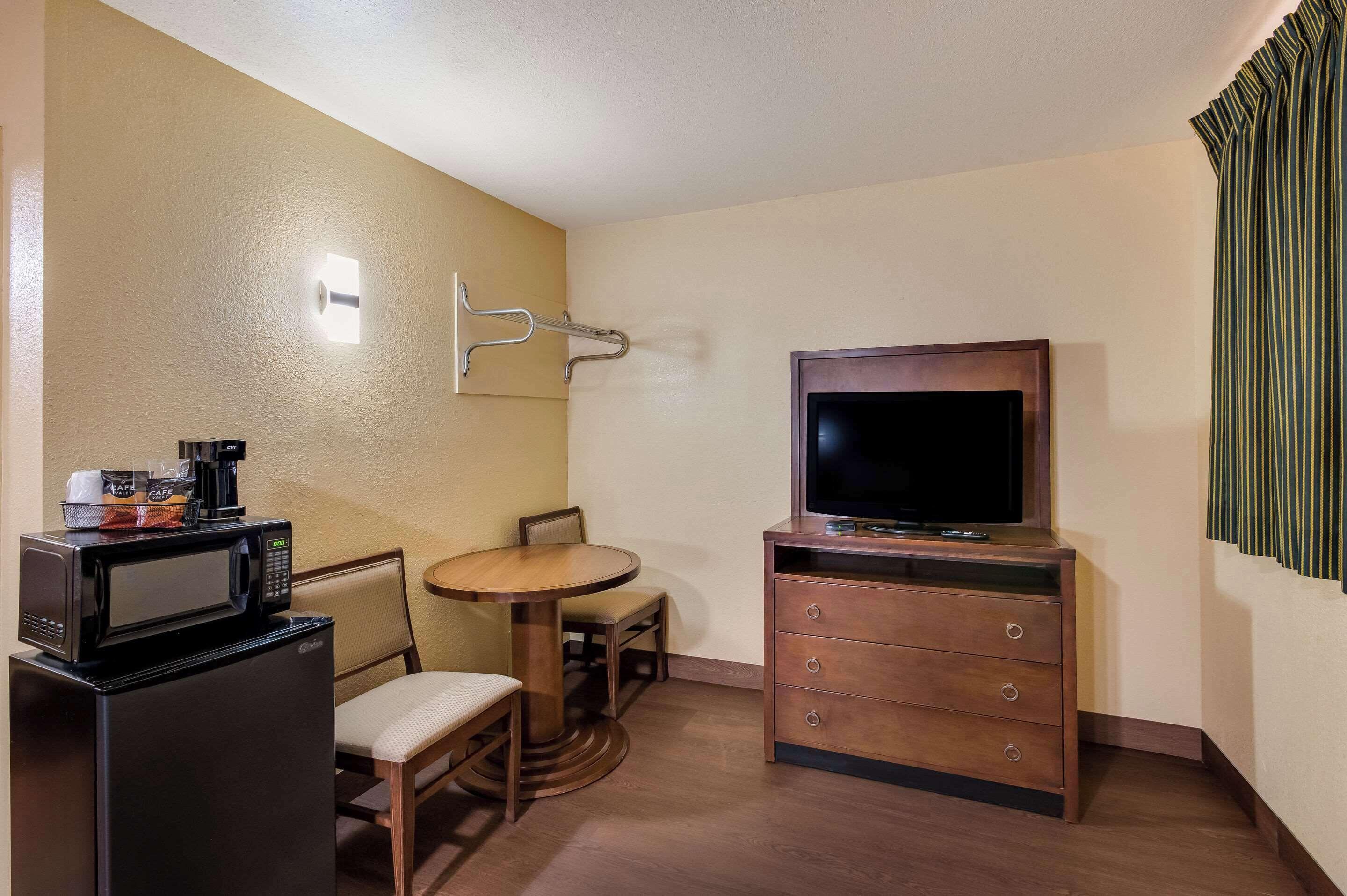 Relax Inn & Suites *