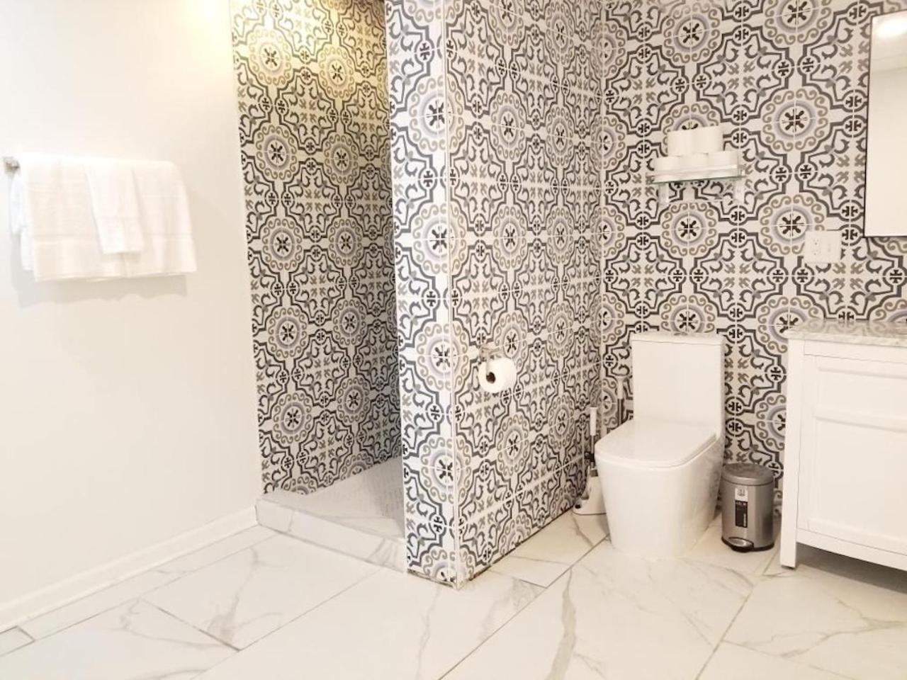 7 Br- Sleeps 15! Famous Lakefront Amazing Property! 4*