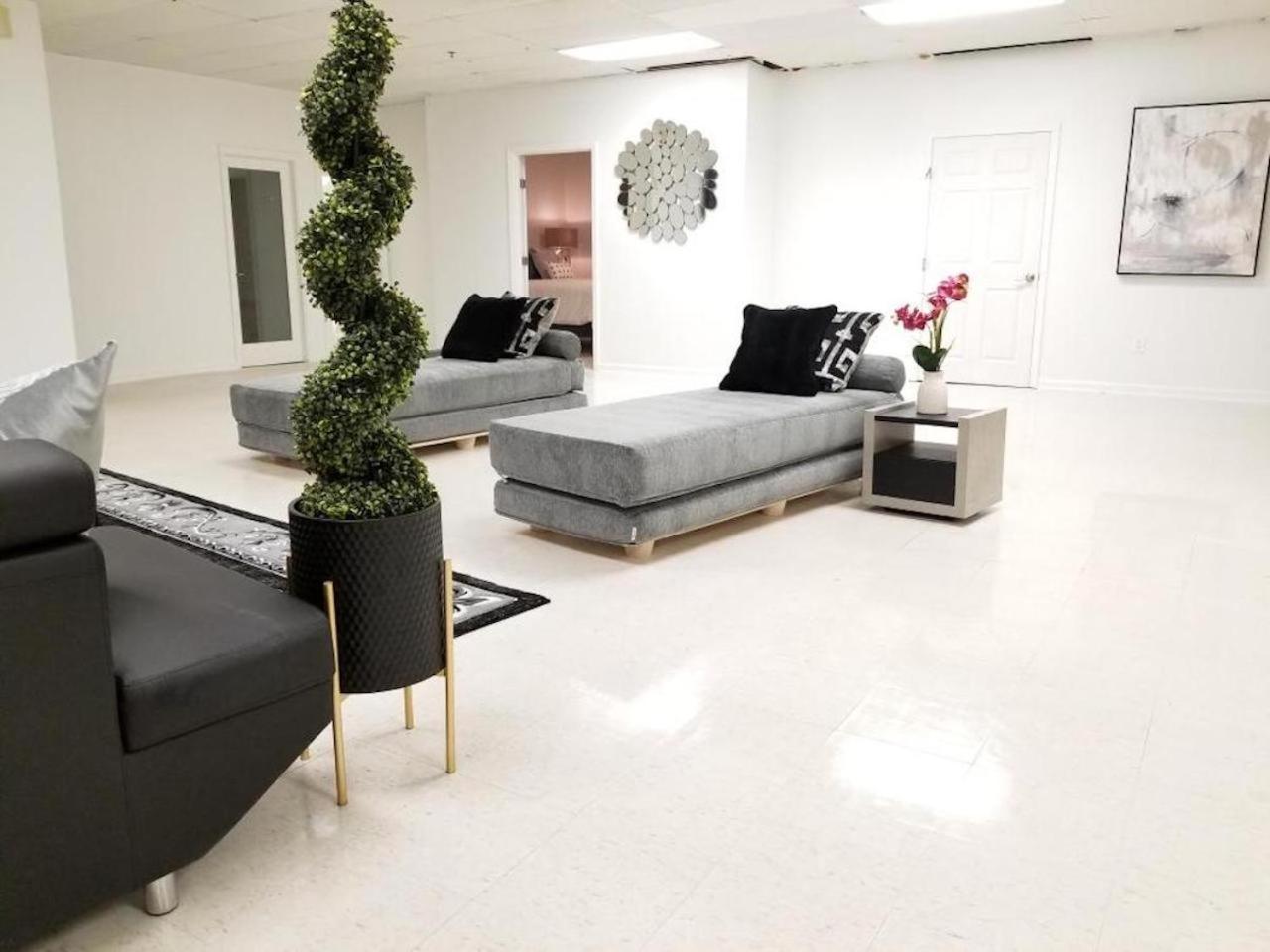 Hotel 9br-sleeps 19. Amazing Deal!!