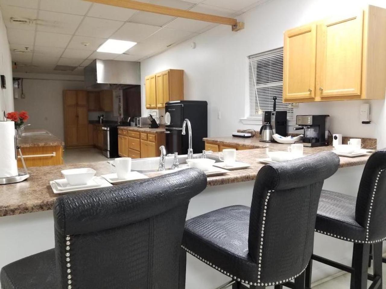 9br-sleeps 19. Amazing Deal!! Hotel