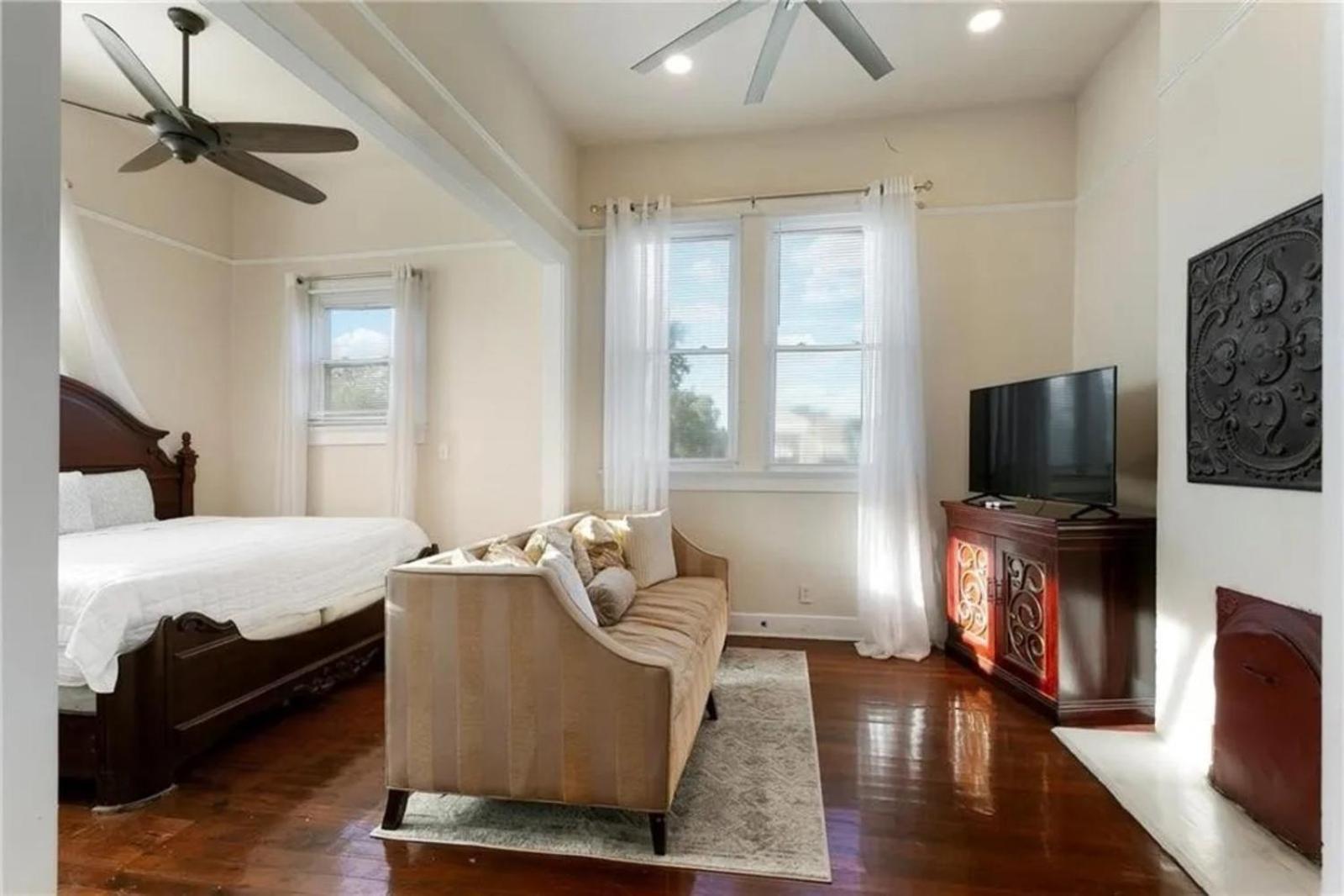 Spacious Full Duplex 8 Bedrooms For 20 Holiday home New Orleans