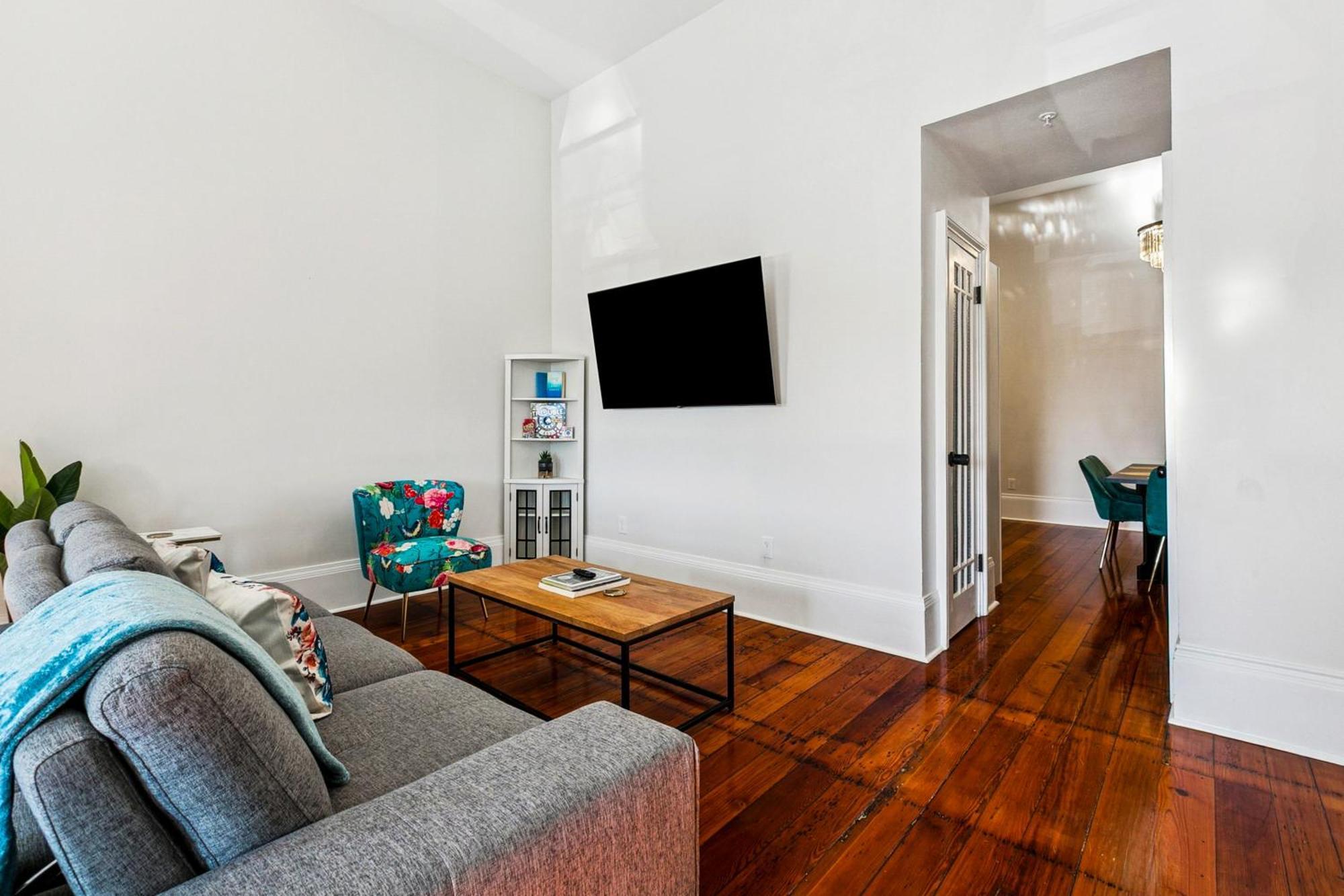 Stylish & Spacious In Apartment