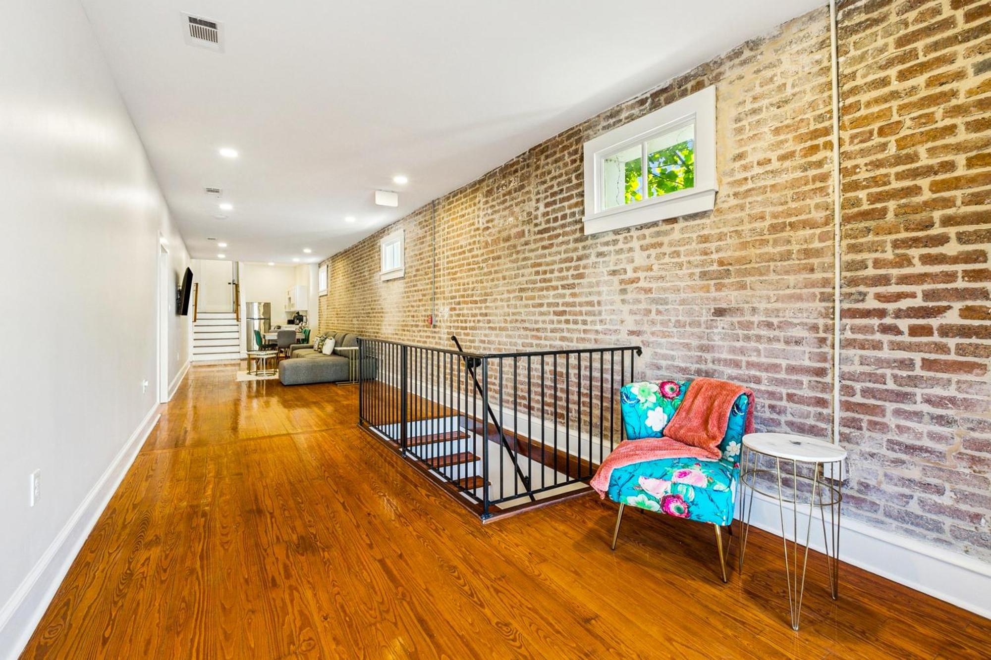 Stylish & Spacious In Apartment