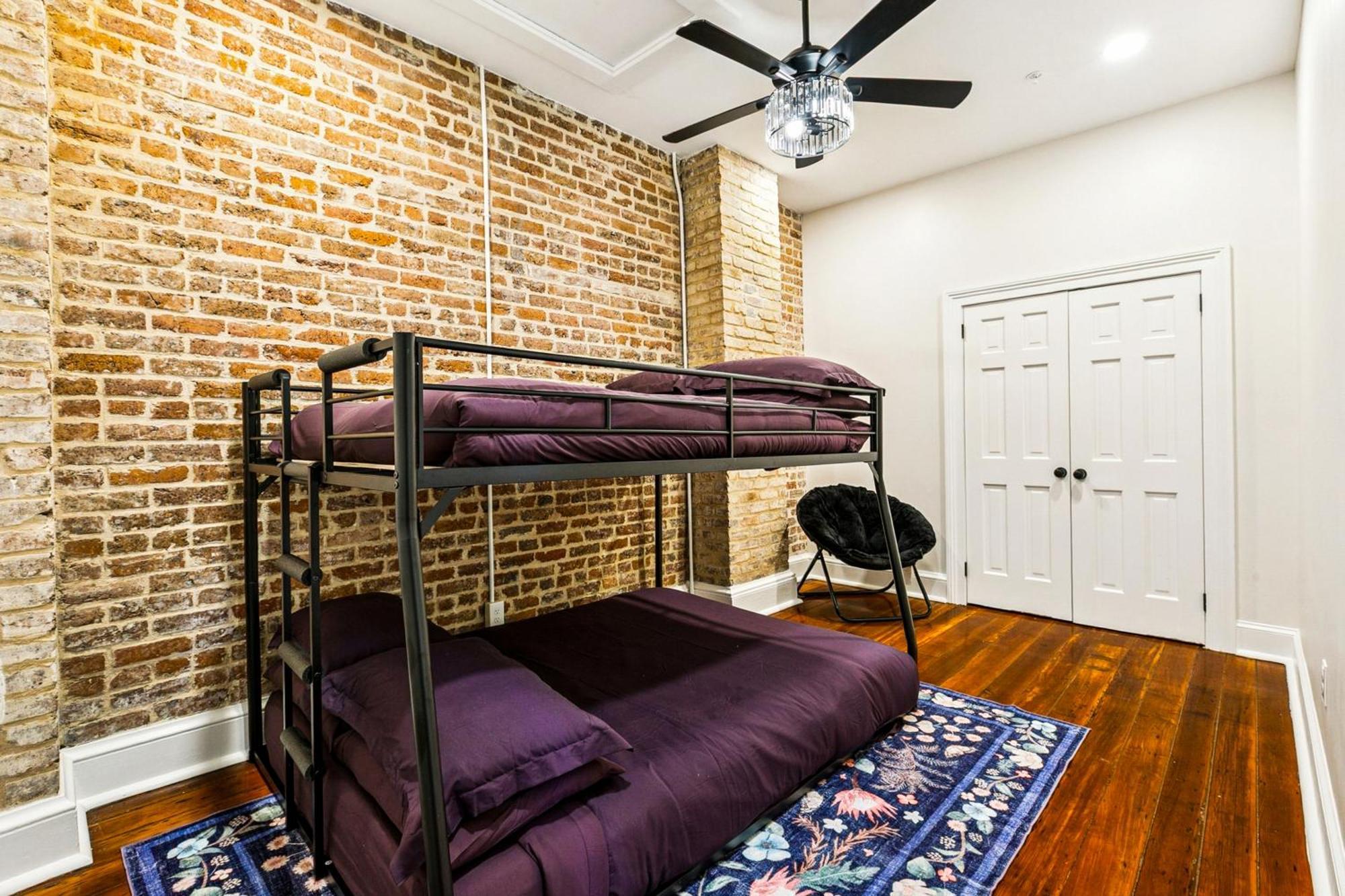 Stylish & Spacious In Apartment