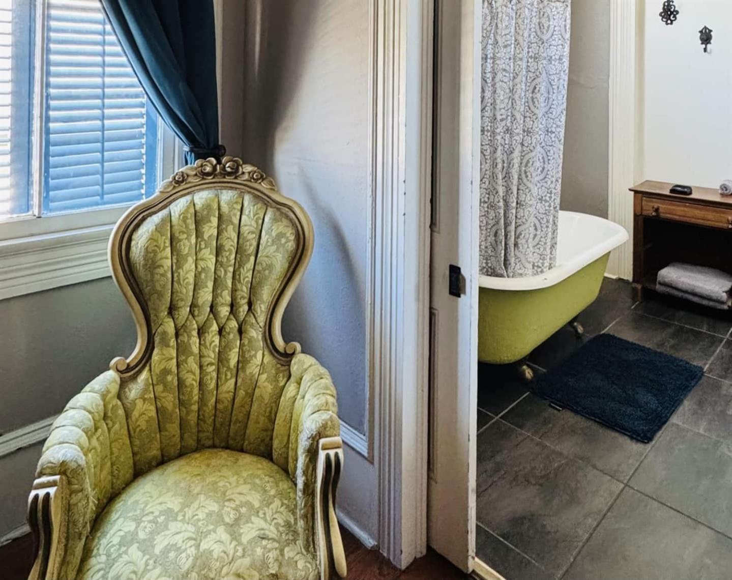 Historic- Salt Pool-Balconies-Near French Quarter Holiday home