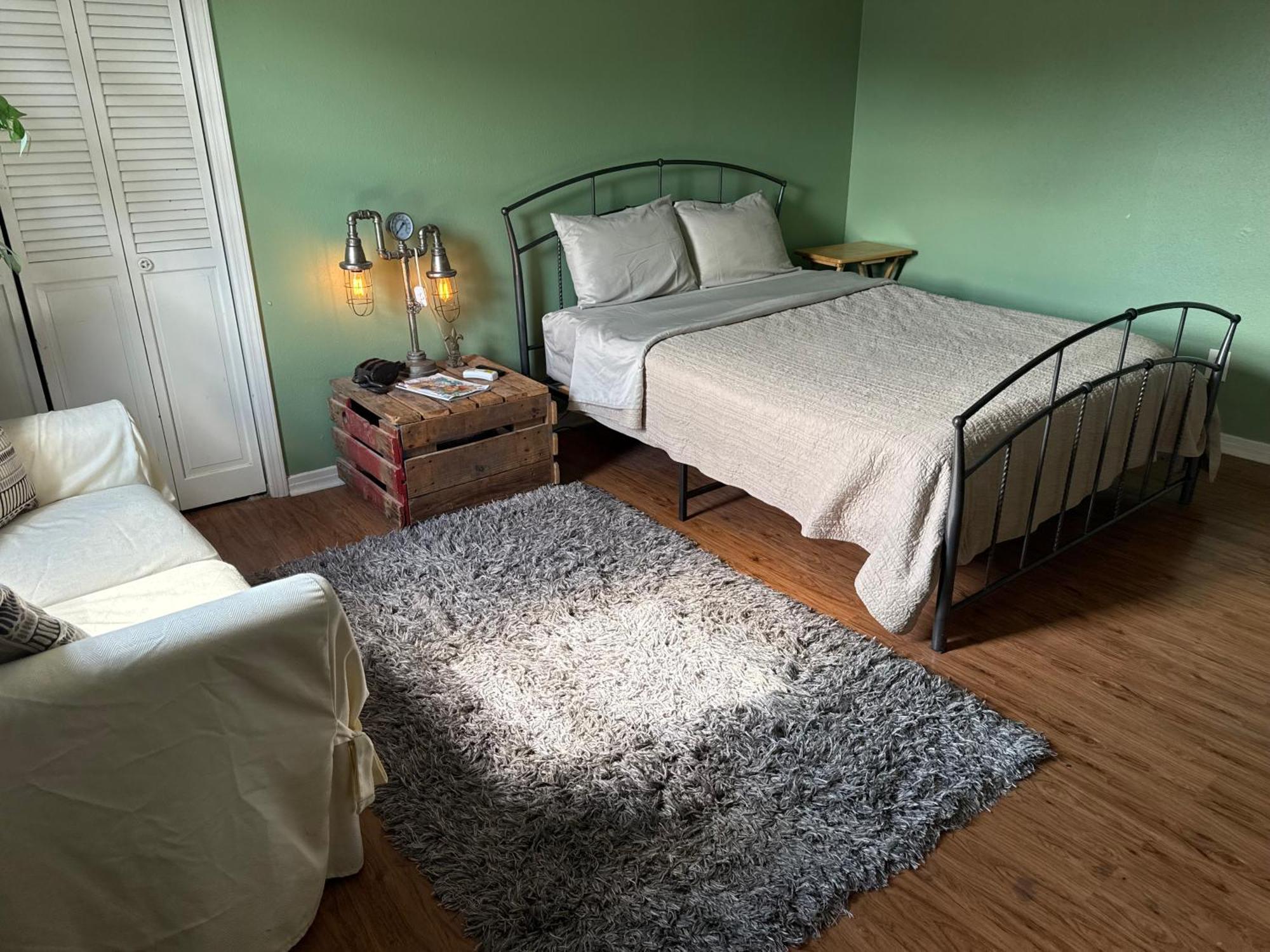 Holiday home 2 Bedroom 2 Bath Fun Vibes No Pet Fees *