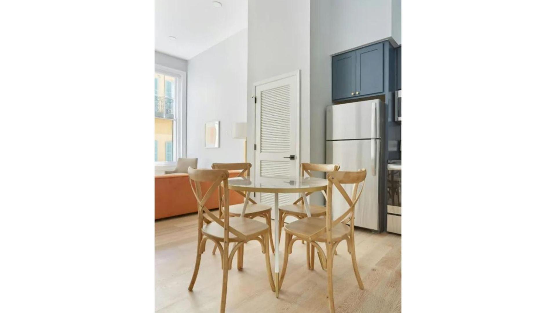 Hotel 2 Units In Prime Canal St Location Near Bourbon St The Harlequin By Avantstay