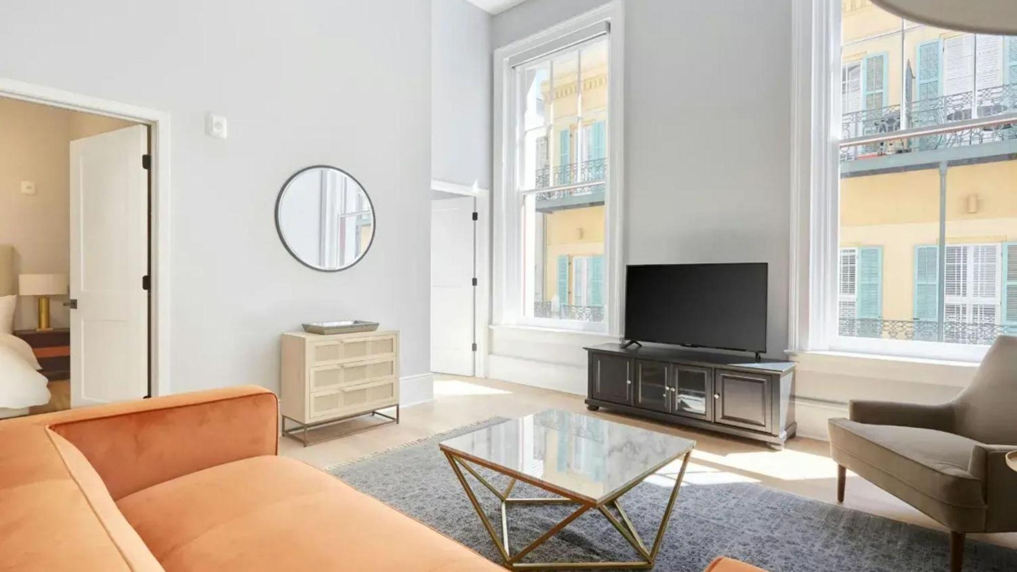 Hotel 3 Units Steps To Bourbon St The French Quarter The Harlequin By Avantstay *