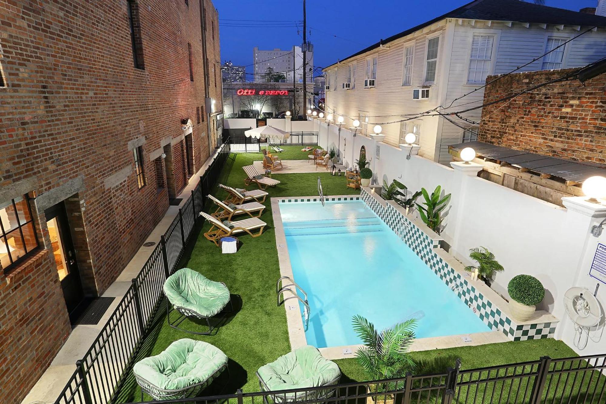 The Gisele - Beautiful 4br 4ba For 8 - Pool & Streetcar Stop Apartment