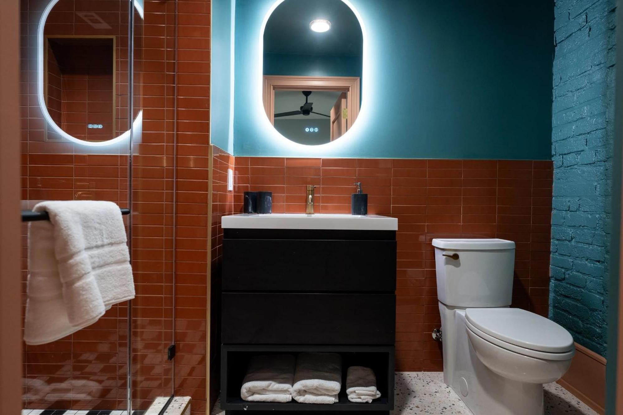 The Gisele - Beautiful 4br 4ba For 8 - Pool & Streetcar Stop Apartment *