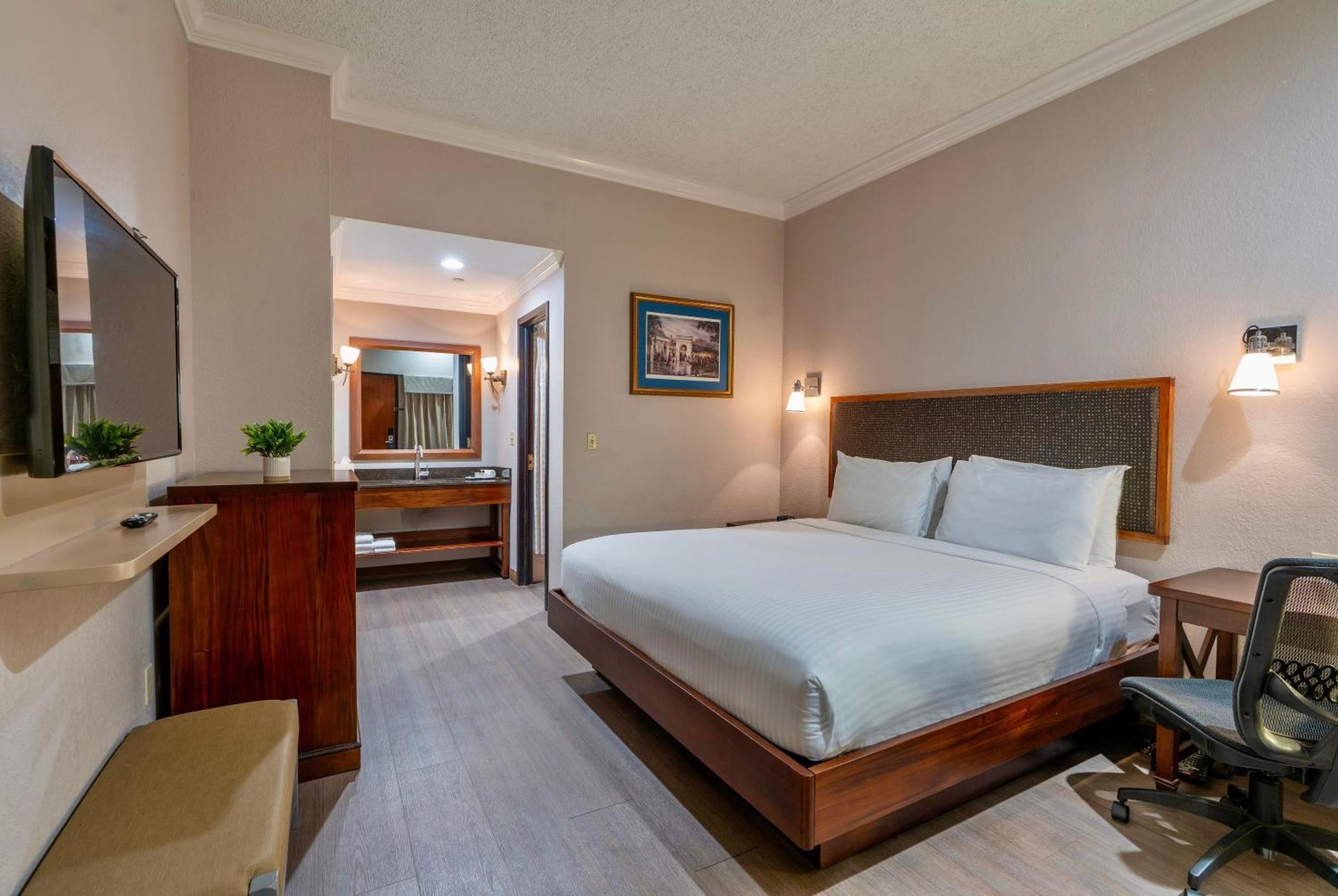 Hotel Wyndham Garden Baronne Plaza 3*