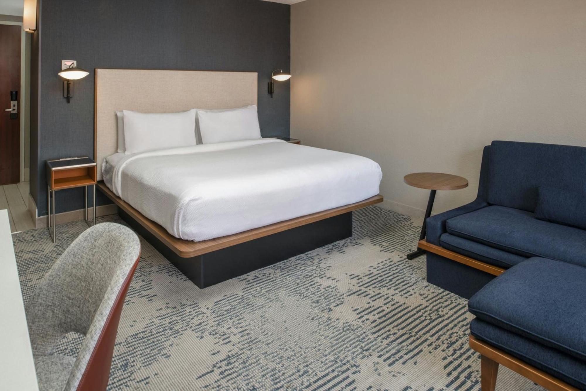 Courtyard By Marriott Warehouse Arts District Hotel 3*