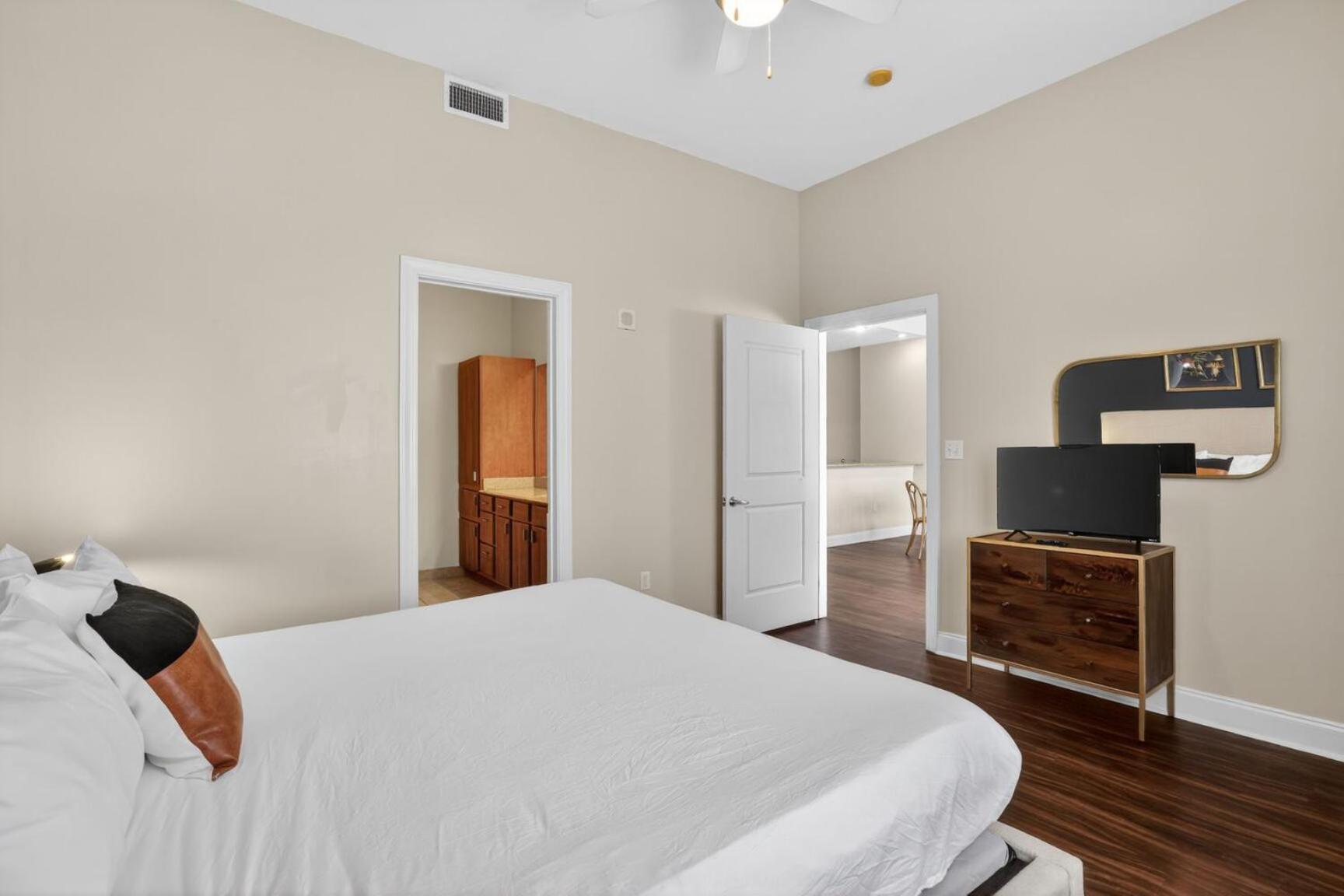 Apartment Roami At Duncan Plaza