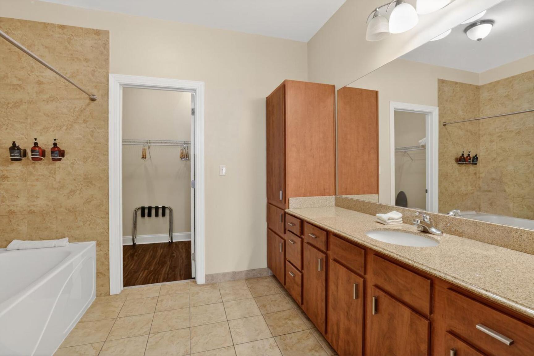 Roami At Duncan Plaza Apartment