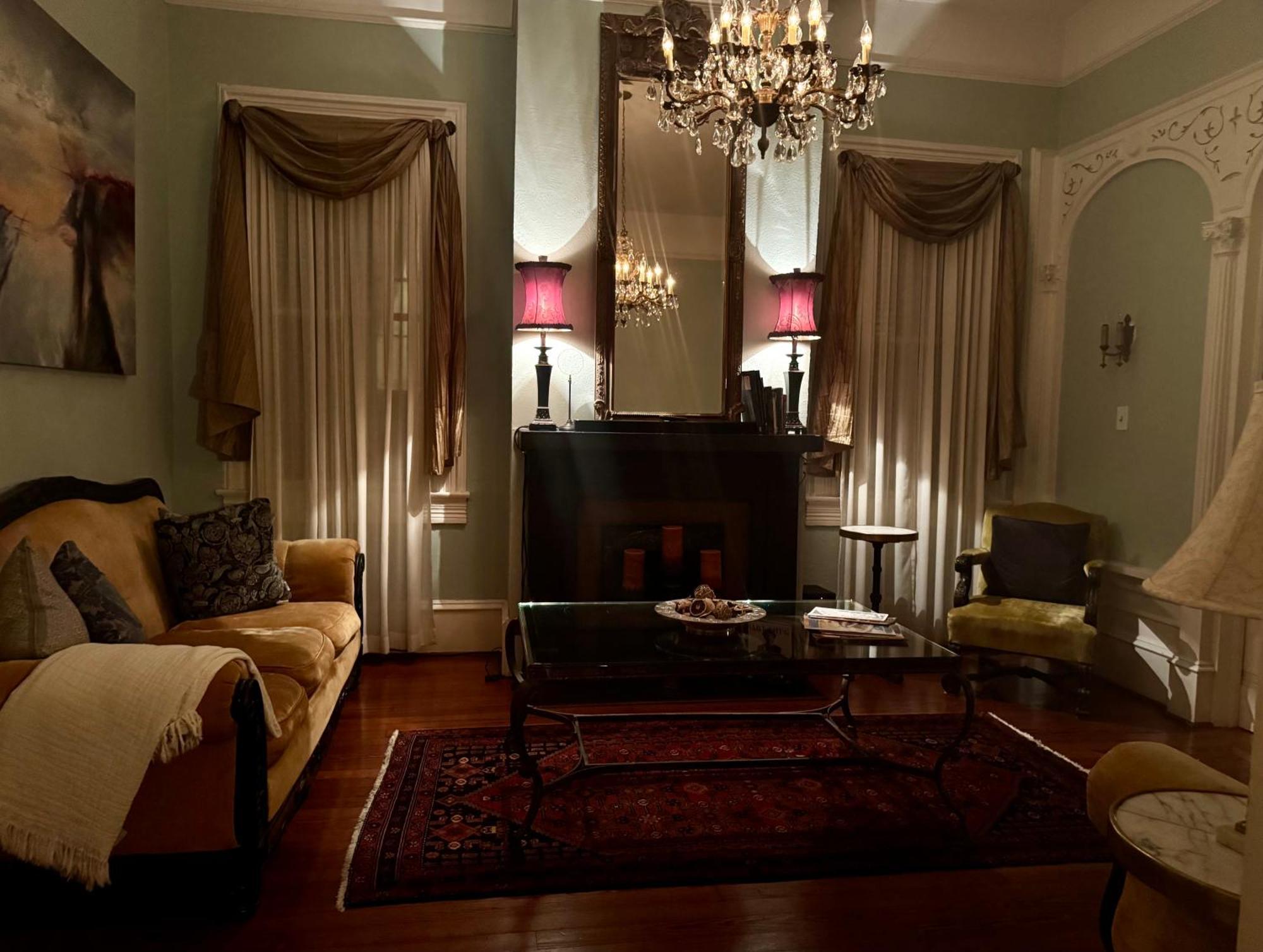Historic- Salt Pool-Balconies-Near French Quarter