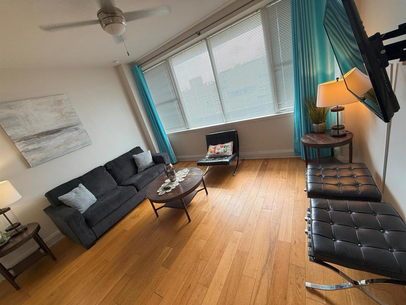 Apartment Beautiful Walk To French Quarter, Pool, Gym, View *