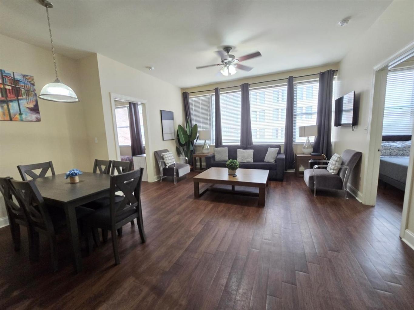 Beautiful Walk To French Quarter, Pool, Gym, View Apartment New Orleans