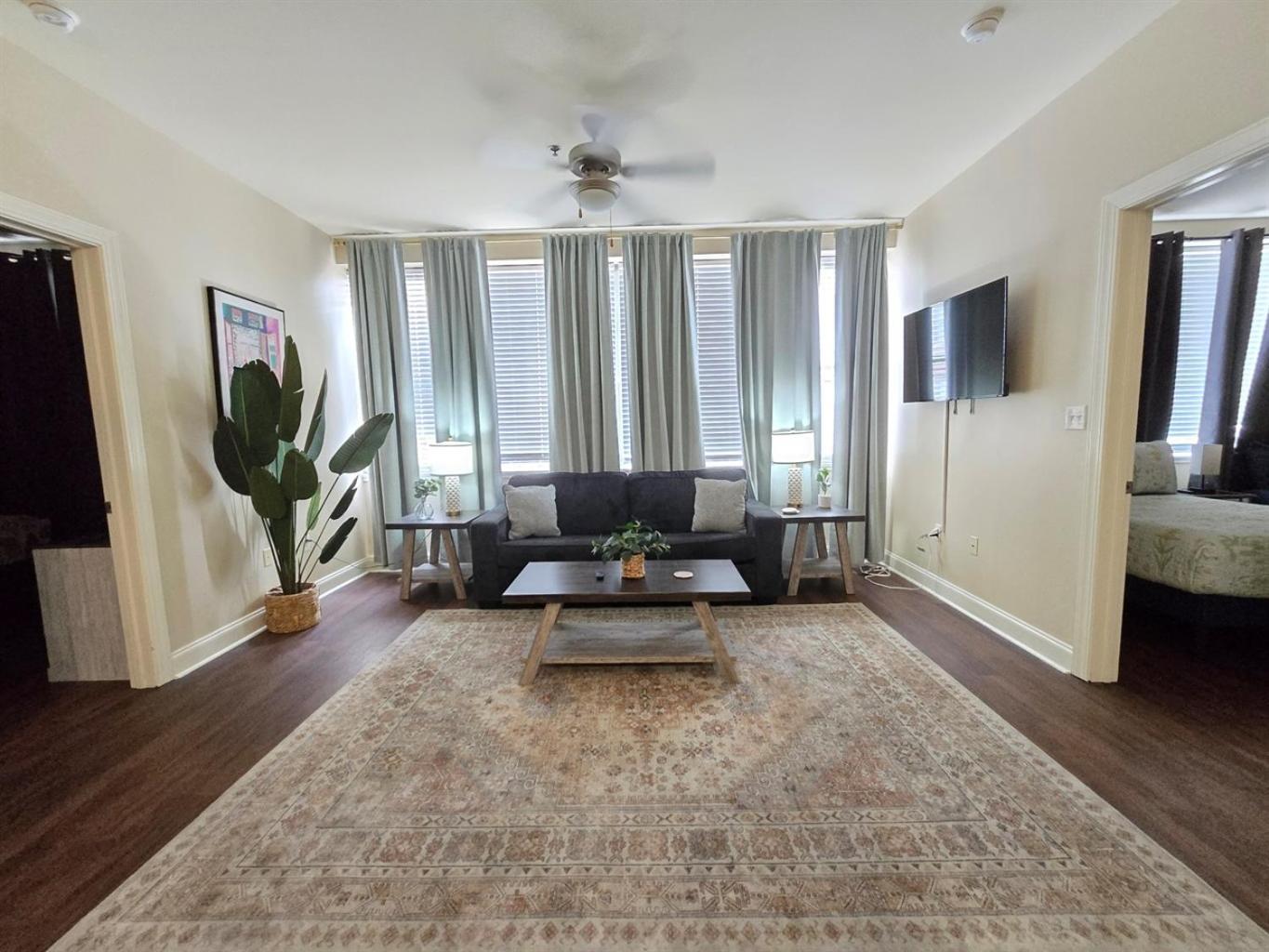 Beautiful Walk To French Quarter, Pool, Gym, View * New Orleans