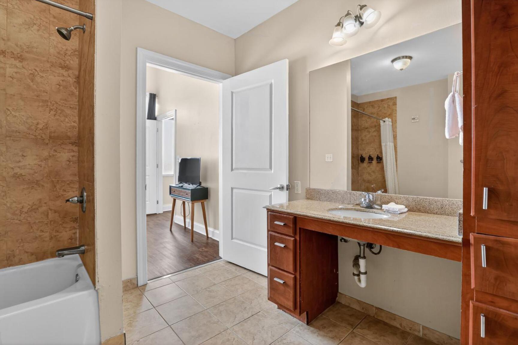 Roami At Duncan Plaza