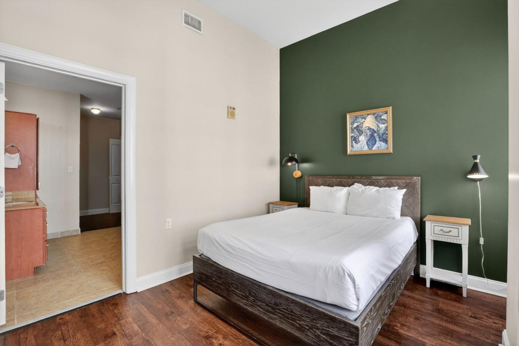 Roami At Duncan Plaza *