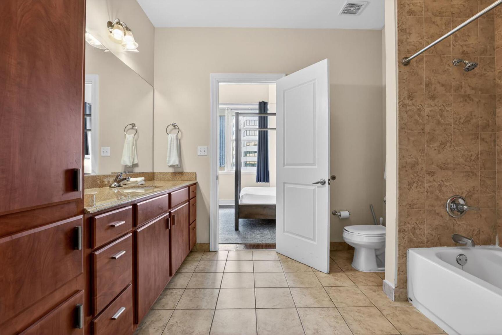 Roami At Duncan Plaza *