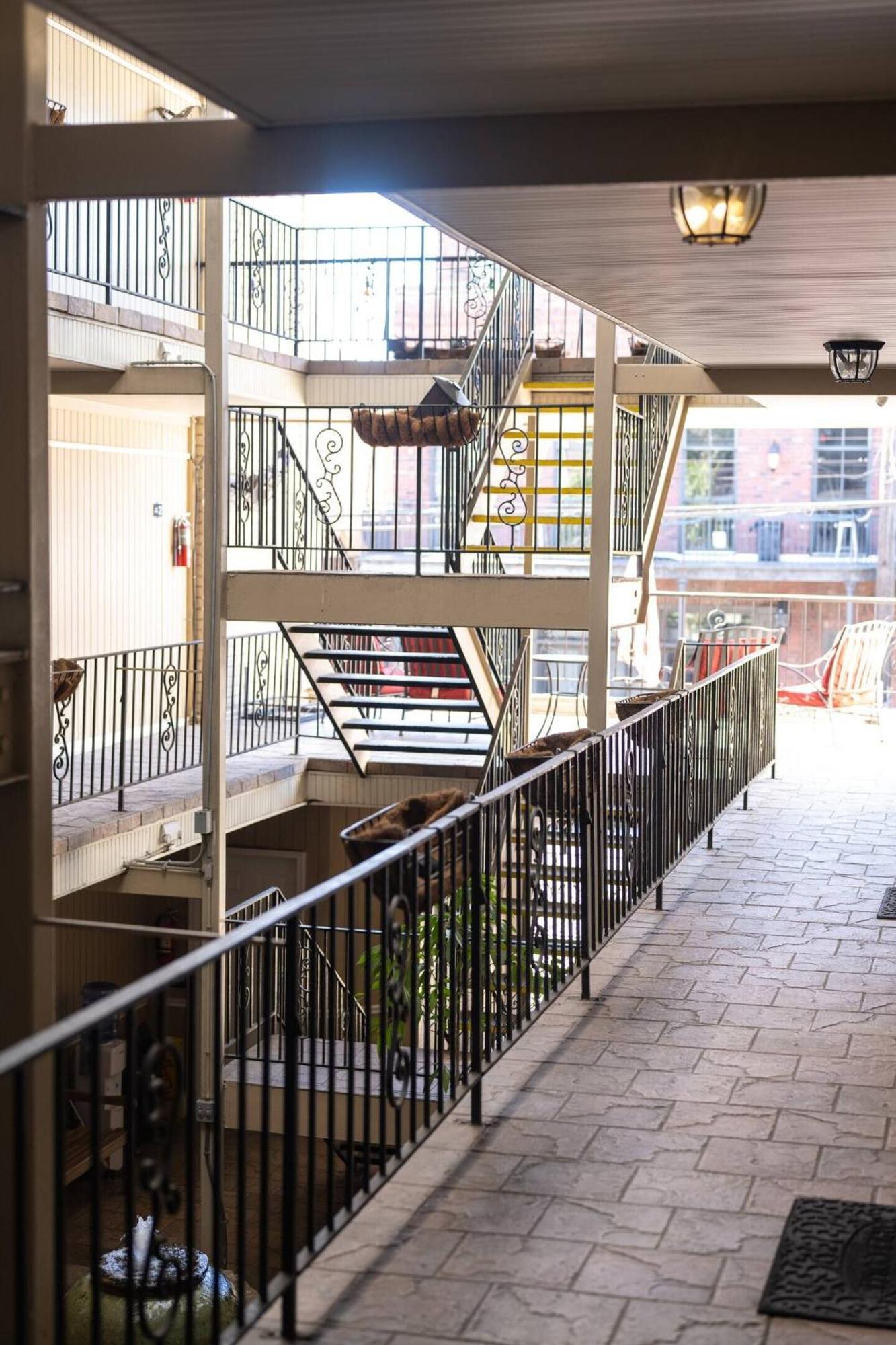 Elegant 1br W Pool & Hot Tub On Frenchmen St 4*