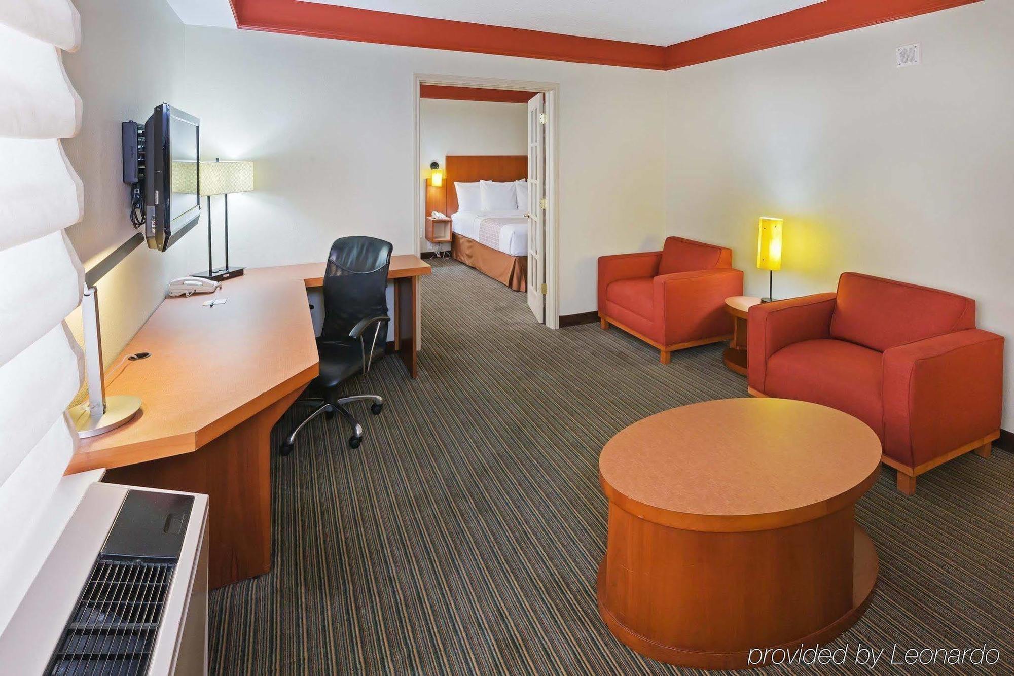 La Quinta & By Wyndham Downtown Hotel