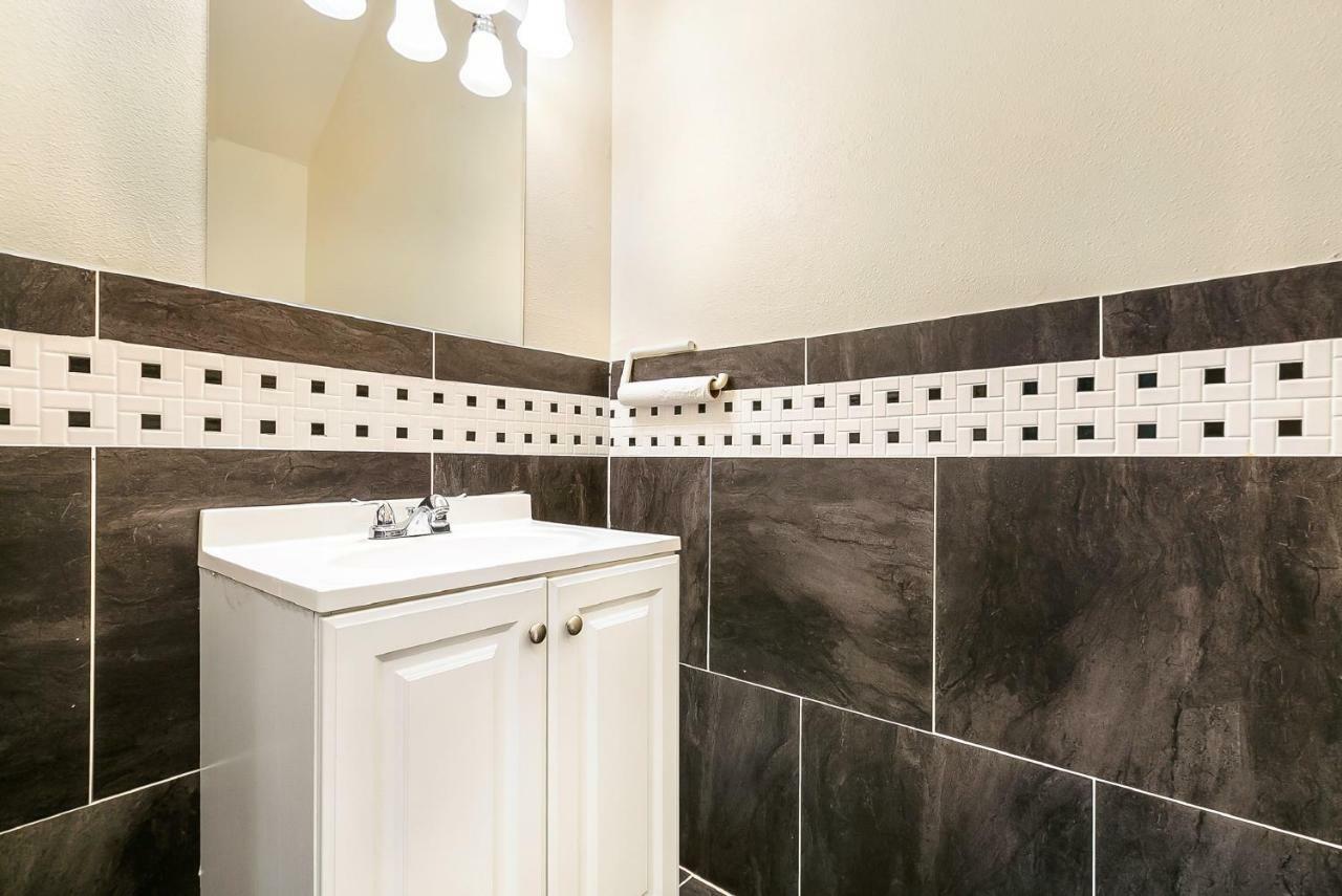 Spacious 3br/2.5bath In Great Location