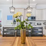 Apartment Stunning 4br-5br Near French Quarter Homes By Hosteeva *