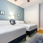 Apartment Stunning 4br-5br Near French Quarter Homes By Hosteeva *