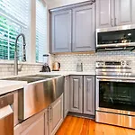 Stunning 4br-5br Near French Quarter Homes By Hosteeva *