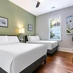 Apartment Stunning 4br-5br Near French Quarter Homes By Hosteeva *