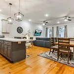 Apartment Stunning 4br-5br Near French Quarter Homes By Hosteeva