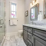 Stunning 4br-5br Near French Quarter Homes By Hosteeva