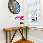Apartment Stunning 4br-5br Near French Quarter Homes By Hosteeva
