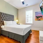 Apartment Stunning 4br-5br Near French Quarter Homes By Hosteeva