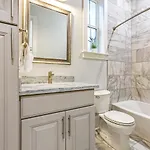 Apartment Stunning 4br-5br Near French Quarter Homes By Hosteeva