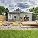 Chic Escape With Furnished Deck Walk To Cafes!