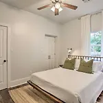 Chic Escape With Furnished Deck Walk To Cafes!