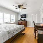 Comfortable Rooms Near All Nola Hot Spots *